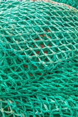 Endüstriyel balıkçı ağları yere yığıldı