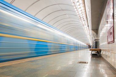 Galden Gate Kiev Metro istasyonu platformu metro üzerinde tren