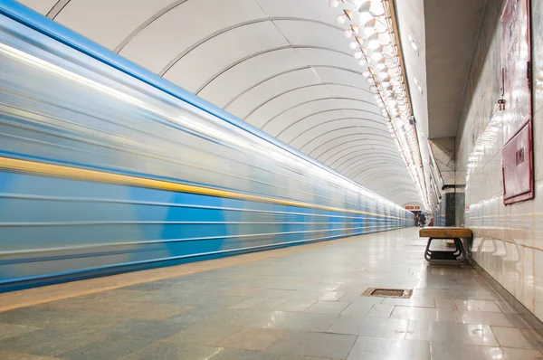Galden Gate Kiev Metro istasyonu platformu metro üzerinde tren