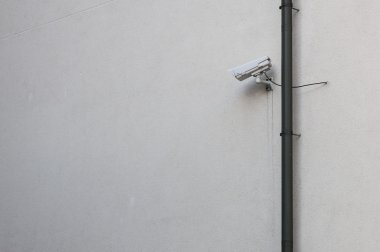 gri bir duvar güvenlik kamerası