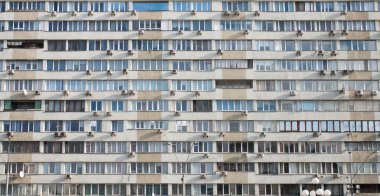 binanın cephesinde klimalar bir sürü