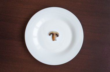 haşlanmış champignon mantar beyaz bir plaka üzerinde