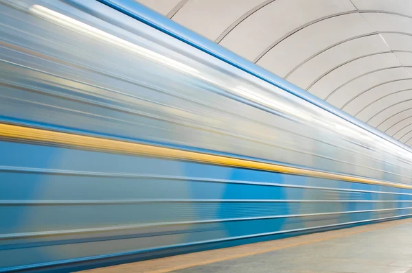Tren çok hızlı hareketi. Yeraltı Metro istasyonu platformu kenarından fotoğraf