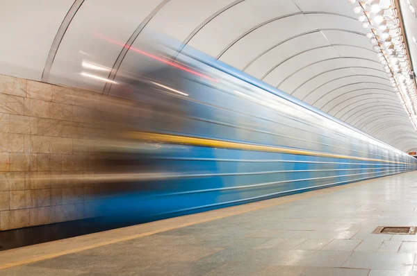 Kalkış metro treni