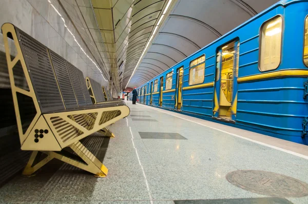 Treno in partenza dalla stazione della metropolitana di Kiev — Foto Stock