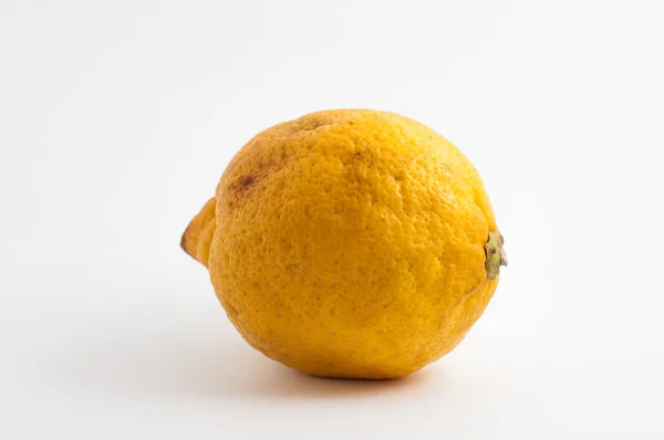 Beyaz bir arka plan üzerinde kusurlu limon