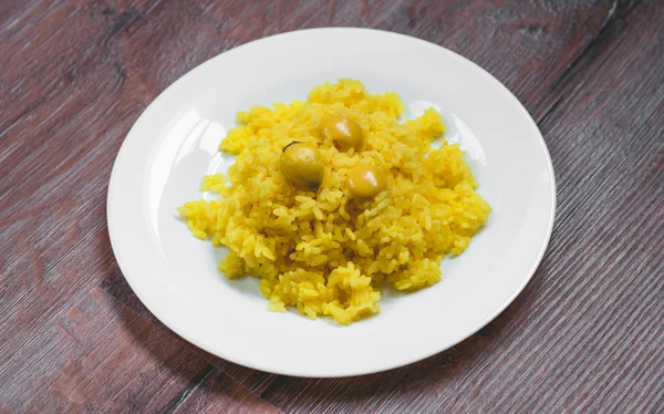 Riso bollito con curcuma, aglio e senape dolce — Foto Stock