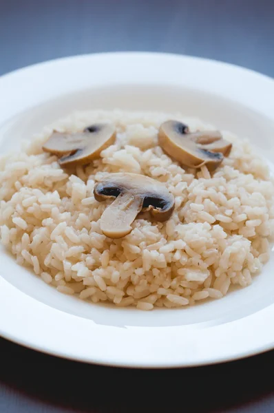 A hot breakfast of boiled rice and mushrooms. Vertical framing. — Stock Photo, Image