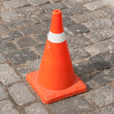 eski şehir ve park yerinde koni kömür topakları