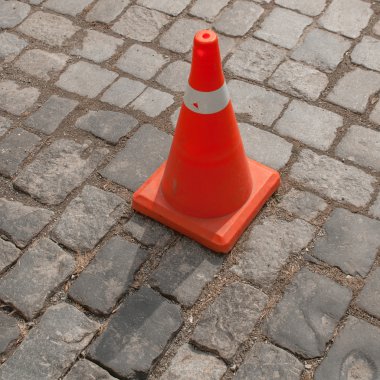 park yeri bir işareti olarak kırmızı koni