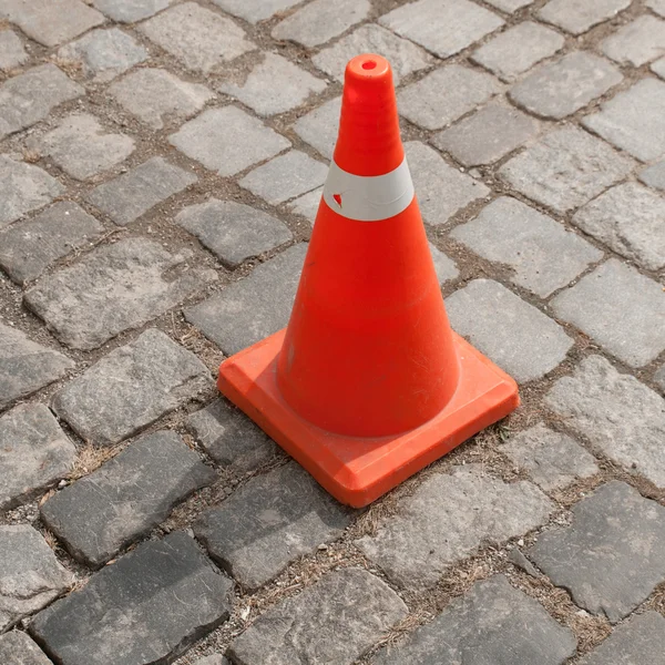 Cono de plástico en un estacionamiento — Foto de Stock