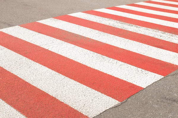 Yaya geçidi. Zebra. Beyaz kırmızı. Burada kimse yok. Arka plan resmi.