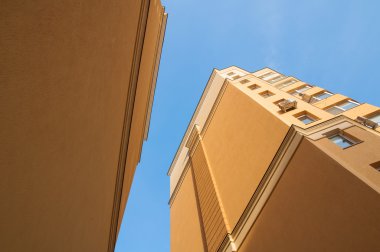 Derin mavi gökyüzü altında iki bina