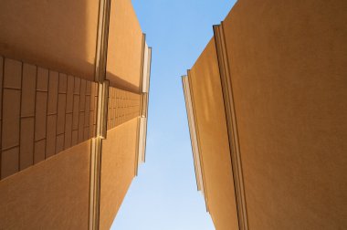 Gökyüzü evleri arasında. Apartmanlar arasında gökyüzüne görüntüleyin. Şehir manzarası. Mavi gökyüzü. Güneşli gün.