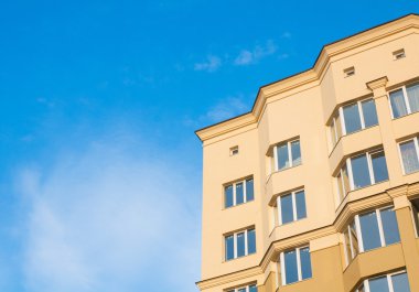 Mavi gökyüzü ile bina daireler bloğunun üst bölümü kapatın. mimari soyut.