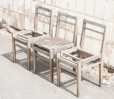 Dökümü, üç eski sandalye