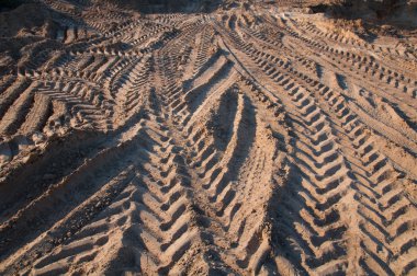 Lastik izleri kum ve çakıl Hills.