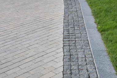 bahçede bir yol