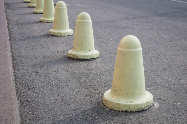 Línea de conos de tráfico para evitar que un conductor no salga de la zona de seguridad . — Foto de Stock