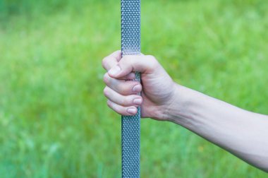 metal bir demiryolu tutan adam el