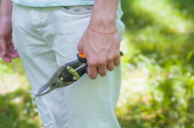 metal kesme makası tutan adam