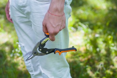 metal kesme makası tutan adam