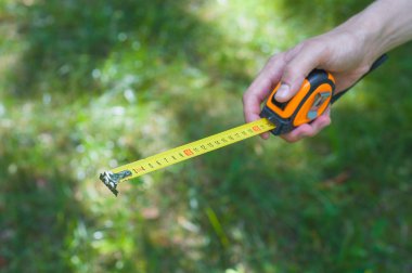 Oluşturucu el uzunluğu ölçer. Kendi kendine geri bir mezura tutan el