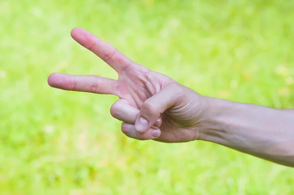 Mano masculina mostrando dos dedos — Foto de Stock