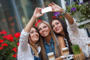 kızlar ve gadget'lar