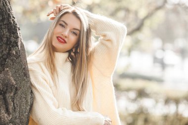 Sonbahar arka planında klasik kadın portresi