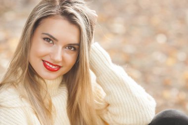 Sonbahar arka planında klasik kadın portresi