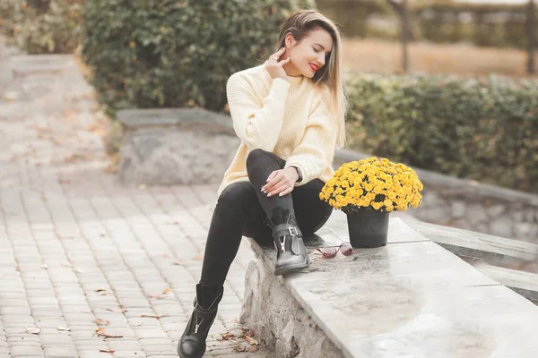 Mooie Dame Herfst Achtergrond Met Gele Bloemen — Stockfoto