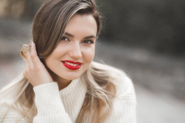 Sonbahar arka planında klasik kadın portresi