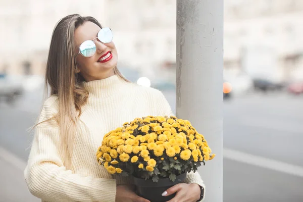 Hermosa Dama Fondo Otoño Con Flores Amarillas —  Fotos de Stock