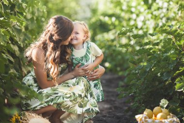 Genç, çekici anne ve küçük kızı dışarıda. Güzel aile.