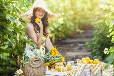 Limonlu çekici bir kadın. Güzel bayan dışarıda.
