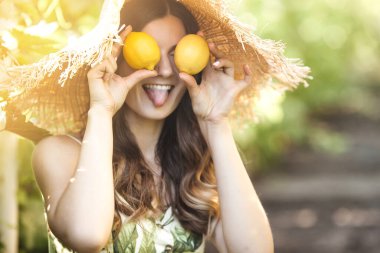 Limonlu çekici bir kadın. Güzel bayan dışarıda.