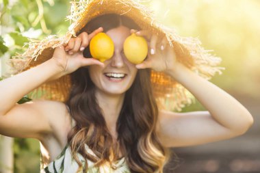 Limonlu çekici bir kadın. Güzel bayan dışarıda.