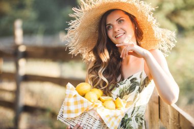 Limonlu çekici bir kadın. Güzel bayan dışarıda.