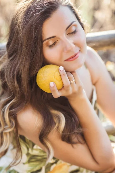 레몬을 곁들인 매력적 야외의 아름다운 — 스톡 사진