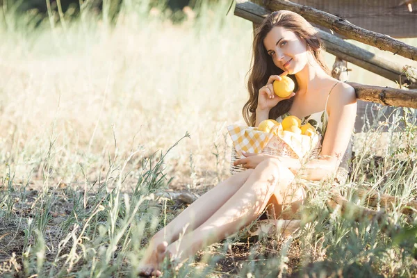 Limonlu Çekici Bir Kadın Güzel Bayan Dışarıda — Stok fotoğraf