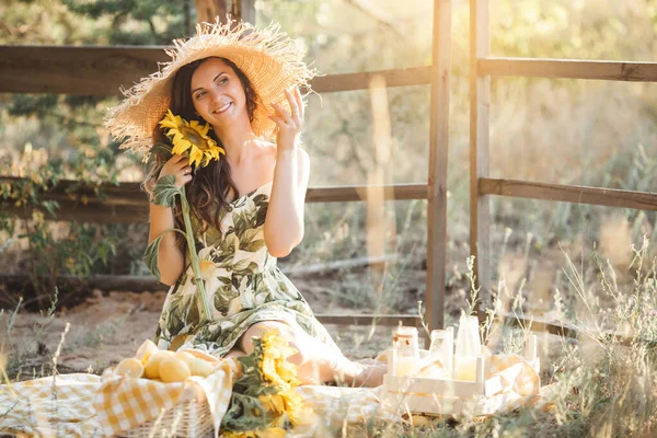 ひまわりの魅力的な若い女性 夏の屋外の美しい女性 — ストック写真
