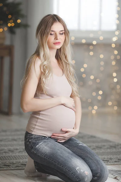 Aantrekkelijke Jonge Zwangere Vrouw Kerst Achtergrond — Stockfoto