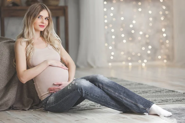 Aantrekkelijke Jonge Zwangere Vrouw Kerst Achtergrond — Stockfoto