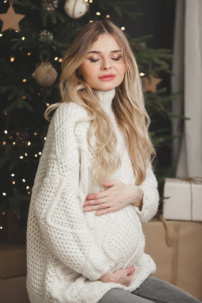 Aantrekkelijke Jonge Zwangere Vrouw Kerst Achtergrond — Stockfoto