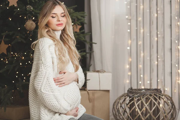 Aantrekkelijke Jonge Zwangere Vrouw Kerst Achtergrond — Stockfoto