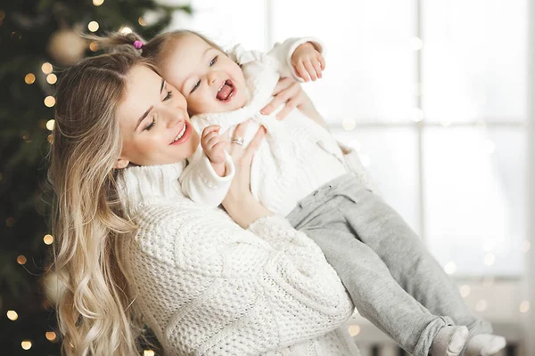Küçük kızı Noel geçmişinde genç bir anne.