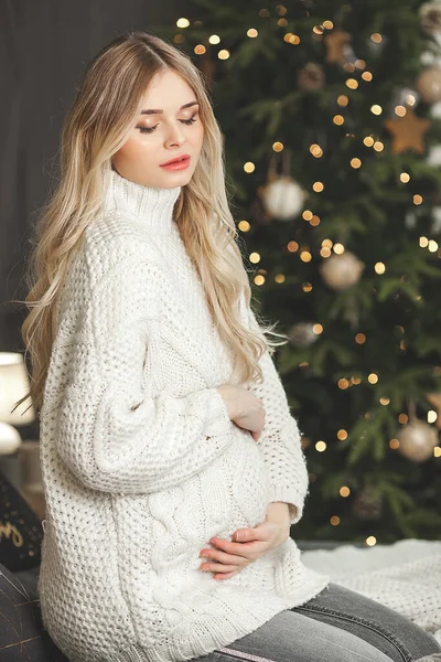 Ελκυστική Νεαρή Έγκυος Γυναίκα Στο Φόντο Των Χριστουγέννων — Φωτογραφία Αρχείου