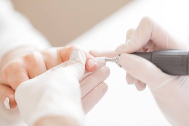 Güzellik salonunda manikür. Manikür yapan kadın.