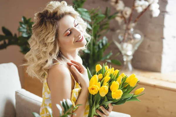 Piękna Blondynka Bukietem Żółtych Tulipanów — Zdjęcie stockowe